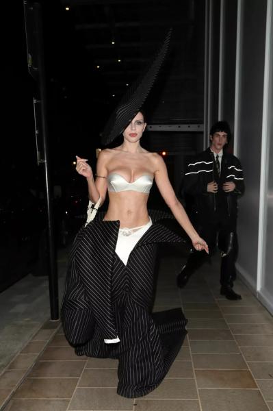 
                Джулия Фокс продемонстрировала идеальный пресс в экстравагантном наряде            