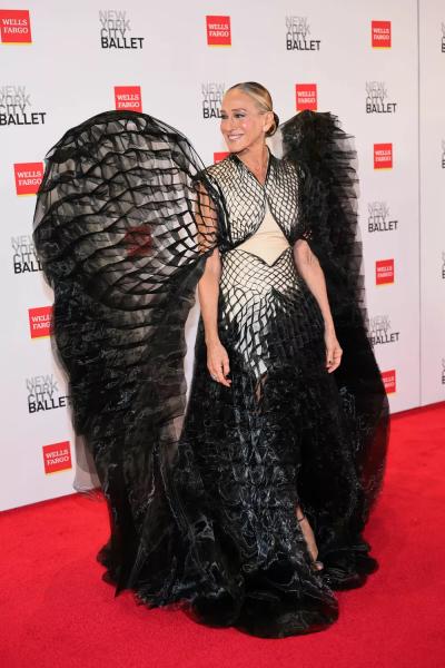 Образ дня: Сара Джессика Паркер в готическом наряде с ангельскими крыльями
Образ дня: Сара Джессика Паркер в готическом наряде с ангельскими крыльями