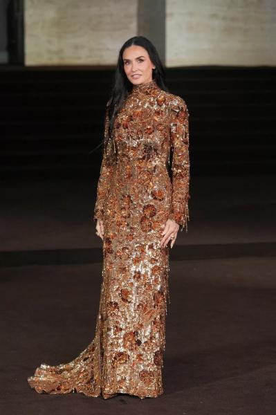 Образ дня: Деми Мур в золотистом платье на кинопремьере
Образ дня: Деми Мур в золотистом платье на кинопремьере