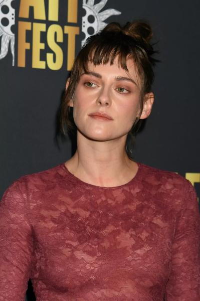 Образ дня: Кристен Стюарт в прозрачных бордовых кружевах
Образ дня: Кристен Стюарт в прозрачных бордовых кружевах