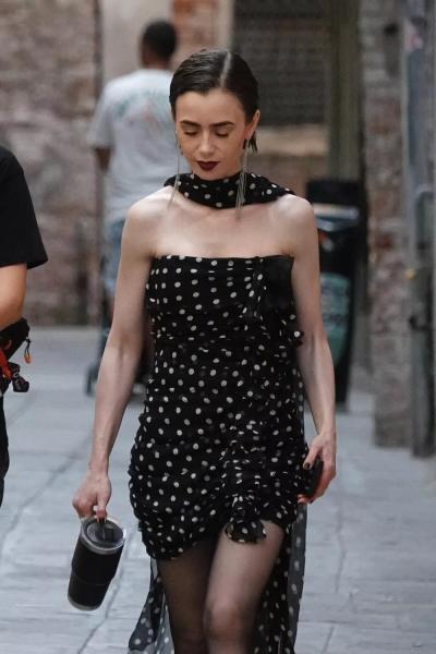 Образ дня: Лили Коллинз в платье в горошек на съемках "Эмили в Париже"
Образ дня: Лили Коллинз в платье в горошек на съемках "Эмили в Париже"