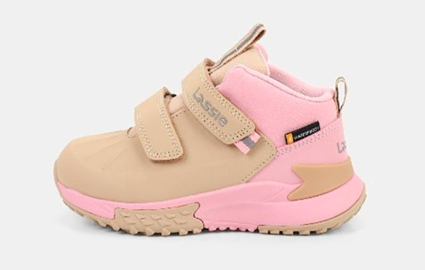 Для удобных прогулок: как выбрать правильную и здоровую детскую обувь