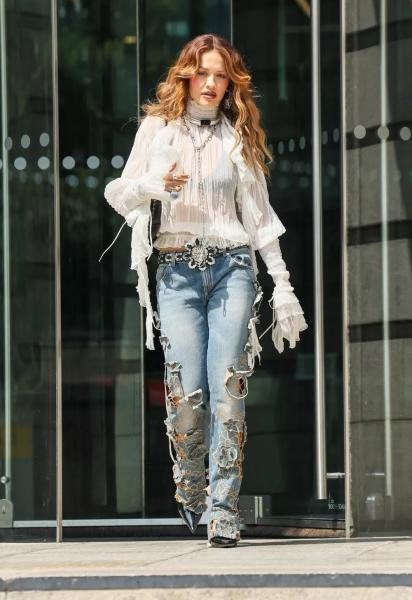 
                В бралетте по мегаполису: Рита Ора сменила четыре аутфита за день            