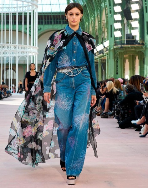 Модные брючные костюмы для женщин: коллекции 2025 года Модные брючные костюмы для женщин: коллекции 2025 года