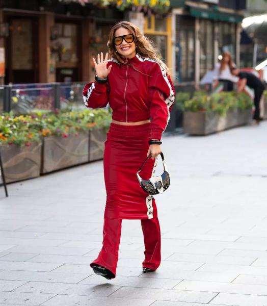 
                В бралетте по мегаполису: Рита Ора сменила четыре аутфита за день            