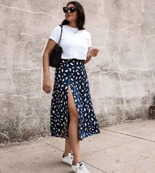 Baby tee — главная футболка лета 2025: как и с чем ее носить, советы стилиста