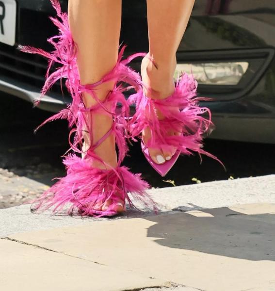 
                В бралетте по мегаполису: Рита Ора сменила четыре аутфита за день            