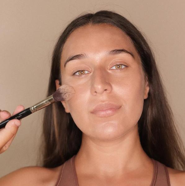 Как сделать кожу сияющей: мастер-класс по макияжу, фото
Как сделать кожу сияющей: мастер-класс по макияжу, фото