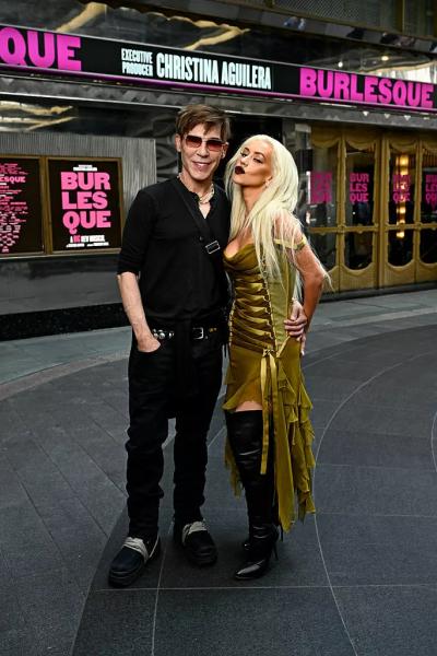 
                Кристина Агилера повторила легендарный "золотой" образ спустя 22 года            