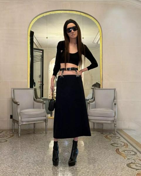 76-летняя Вера Вонг повторила культовый образ Кэрри Брэдшоу с оголенным животом
76-летняя Вера Вонг повторила культовый образ Кэрри Брэдшоу с оголенным животом