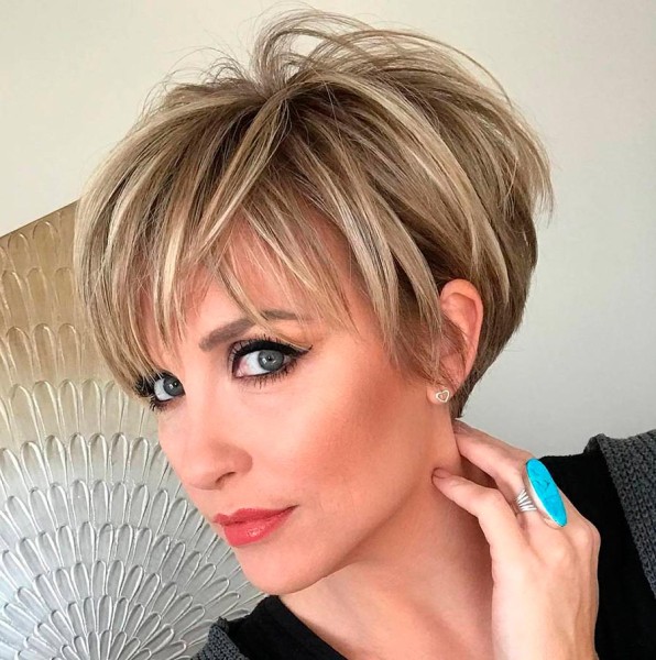 Как убрать возраст с помощью прически: советы и модные идеи Как убрать возраст с помощью прически: советы и модные идеи