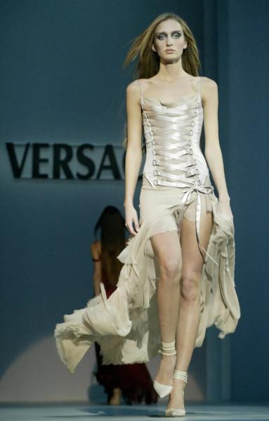 
                Кристина Агилера повторила легендарный "золотой" образ спустя 22 года            