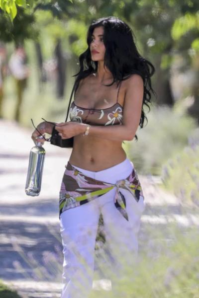 Бикини в большом городе: Кайли Дженнер гуляет по улицам в пляжном аутфите
Бикини в большом городе: Кайли Дженнер гуляет по улицам в пляжном аутфите