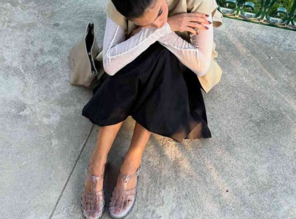 Десерты в моде: как и с чем носить этим летом желейные сандалии Десерты в моде: как и с чем носить этим летом желейные сандалии