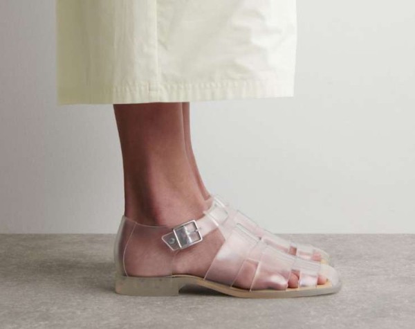 Десерты в моде: как и с чем носить этим летом желейные сандалии Десерты в моде: как и с чем носить этим летом желейные сандалии