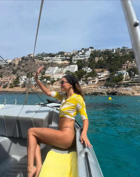 Лимонный цвет: как его носит Хейли Бибер
Лимонный цвет: как его носит Хейли Бибер