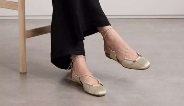 Металлик, заклепки и ремешки: нескучная обувь лета, как и с чем носить