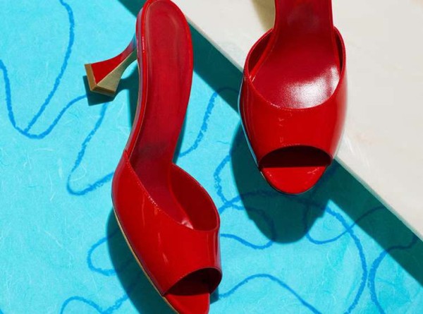 Металлик, заклепки и ремешки: нескучная обувь лета, как и с чем носить