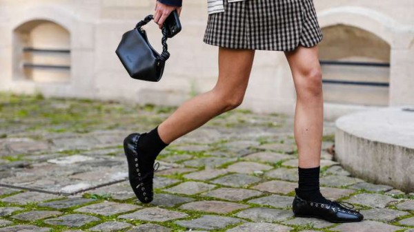 Металлик, заклепки и ремешки: нескучная обувь лета, как и с чем носить