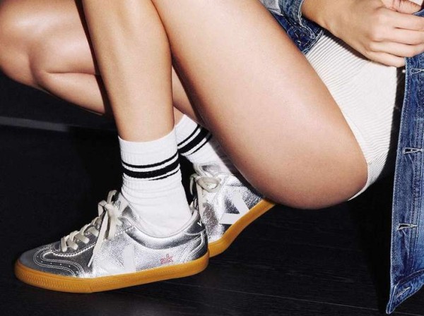 Металлик, заклепки и ремешки: нескучная обувь лета, как и с чем носить