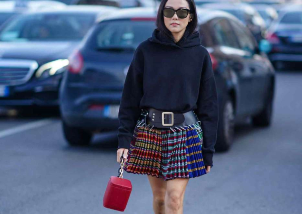 С юбкой в пайетках и каблуками: 5 стильных идей, с чем носить худи этим летом С юбкой в пайетках и каблуками: 5 стильных идей, с чем носить худи этим летом