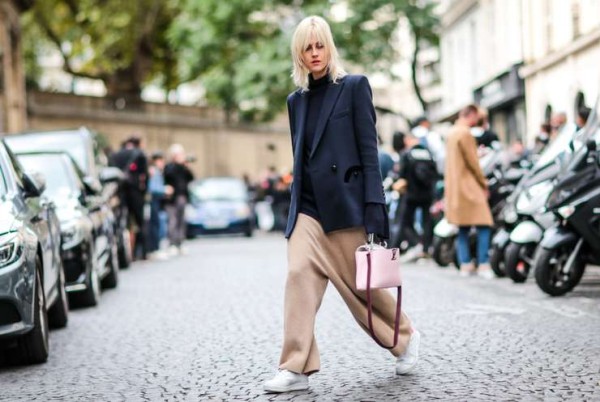 Три полоски на кедах под теплым дождем: как вписать спортивную обувь в летний образ Три полоски на кедах под теплым дождем: как вписать спортивную обувь в летний образ