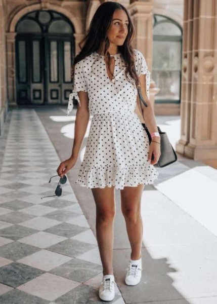 Три полоски на кедах под теплым дождем: как вписать спортивную обувь в летний образ Три полоски на кедах под теплым дождем: как вписать спортивную обувь в летний образ