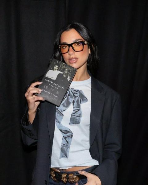 Стритвир с изюминкой, парижский шик и отсылки к нулевым: ДНК стиля Дуа Липы
Стритвир с изюминкой, парижский шик и отсылки к нулевым: ДНК стиля Дуа Липы