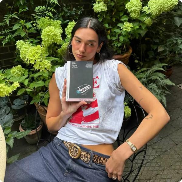 Стритвир с изюминкой, парижский шик и отсылки к нулевым: ДНК стиля Дуа Липы
Стритвир с изюминкой, парижский шик и отсылки к нулевым: ДНК стиля Дуа Липы