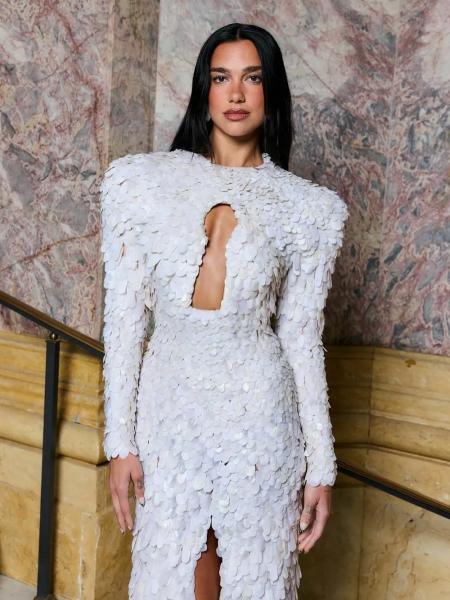 Стритвир с изюминкой, парижский шик и отсылки к нулевым: ДНК стиля Дуа Липы
Стритвир с изюминкой, парижский шик и отсылки к нулевым: ДНК стиля Дуа Липы