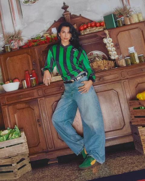 Стритвир с изюминкой, парижский шик и отсылки к нулевым: ДНК стиля Дуа Липы
Стритвир с изюминкой, парижский шик и отсылки к нулевым: ДНК стиля Дуа Липы