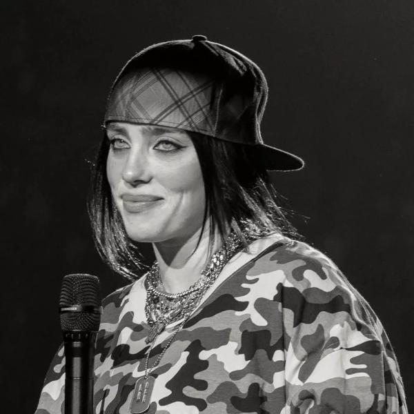 
                Оверсайз, логомания и кислотные волосы: ДНК стиля Билли Айлиш            