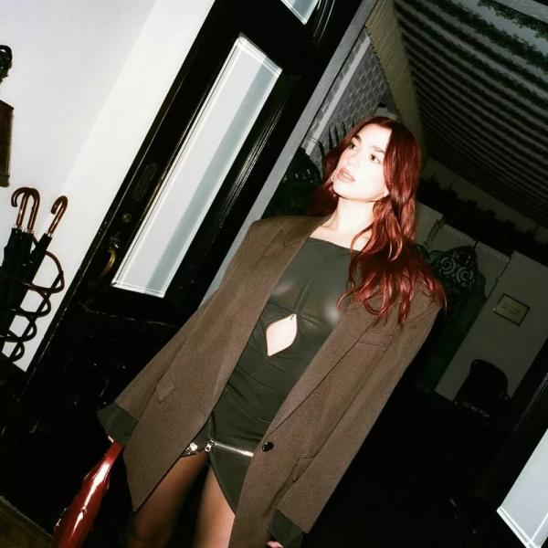 Стритвир с изюминкой, парижский шик и отсылки к нулевым: ДНК стиля Дуа Липы
Стритвир с изюминкой, парижский шик и отсылки к нулевым: ДНК стиля Дуа Липы