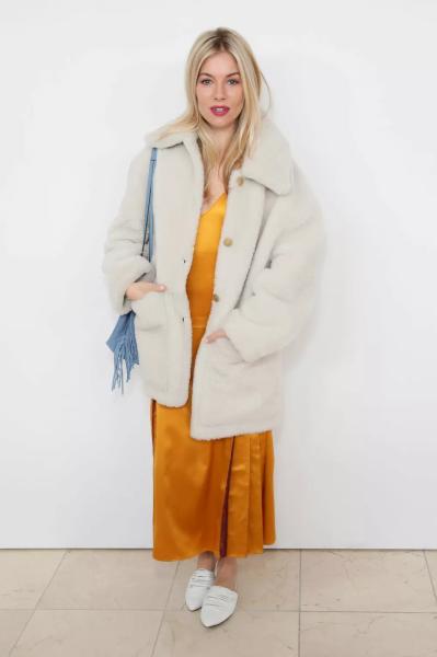 Платформы, кардиганы, экошубы: ДНК стиля Сиенны Миллер
Платформы, кардиганы, экошубы: ДНК стиля Сиенны Миллер