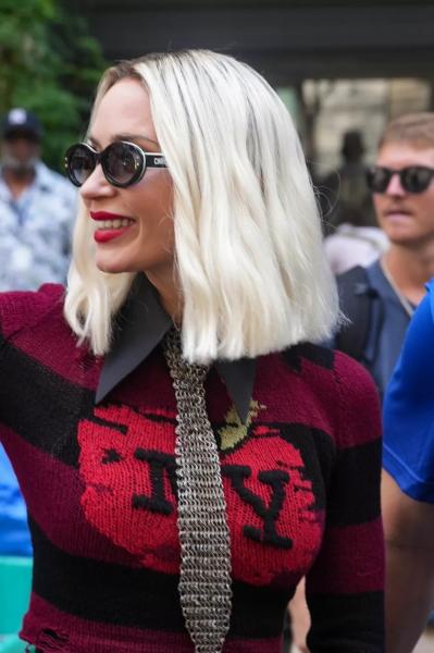 Эмили Блант стала блондинкой в новой части "Дьявол носит Prada"
Эмили Блант стала блондинкой в новой части "Дьявол носит Prada"