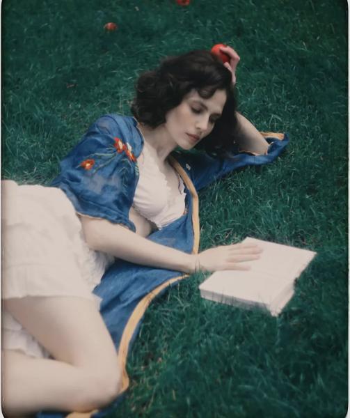 Юлия Снигирь предстала в образе Белоснежки и получила комплимент от мужа
Юлия Снигирь предстала в образе Белоснежки и получила комплимент от мужа