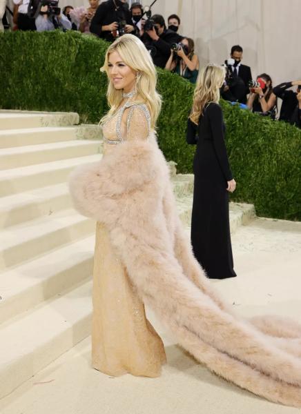 Платформы, кардиганы, экошубы: ДНК стиля Сиенны Миллер
Платформы, кардиганы, экошубы: ДНК стиля Сиенны Миллер