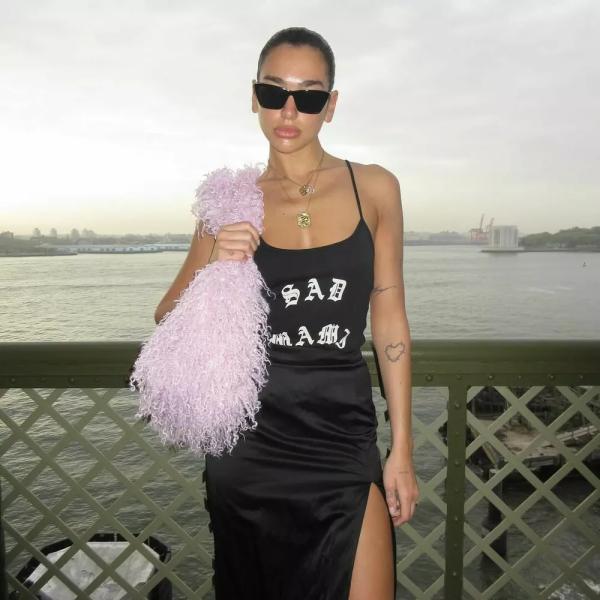 Стритвир с изюминкой, парижский шик и отсылки к нулевым: ДНК стиля Дуа Липы
Стритвир с изюминкой, парижский шик и отсылки к нулевым: ДНК стиля Дуа Липы