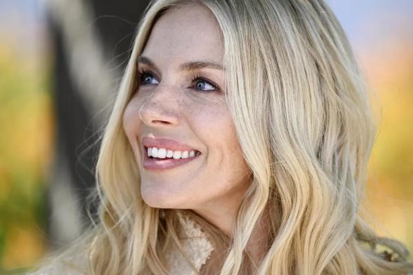 Платформы, кардиганы, экошубы: ДНК стиля Сиенны Миллер
Платформы, кардиганы, экошубы: ДНК стиля Сиенны Миллер