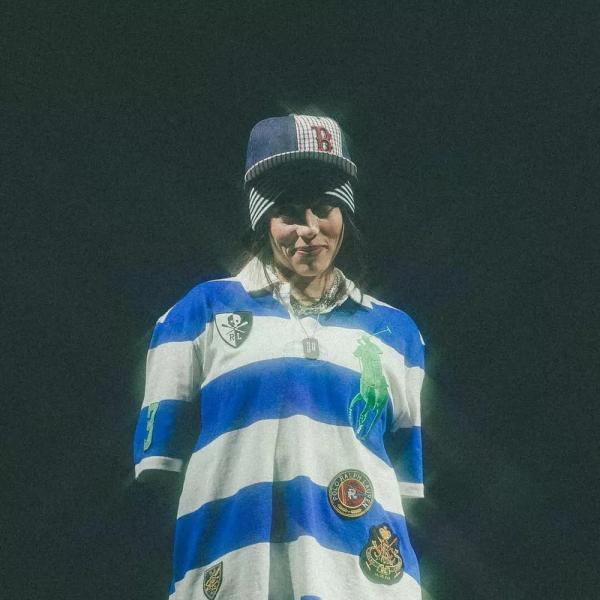 
                Оверсайз, логомания и кислотные волосы: ДНК стиля Билли Айлиш            