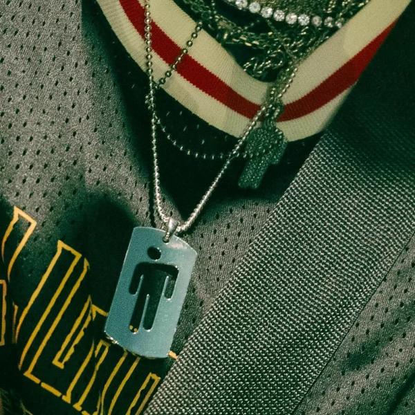 
                Оверсайз, логомания и кислотные волосы: ДНК стиля Билли Айлиш            