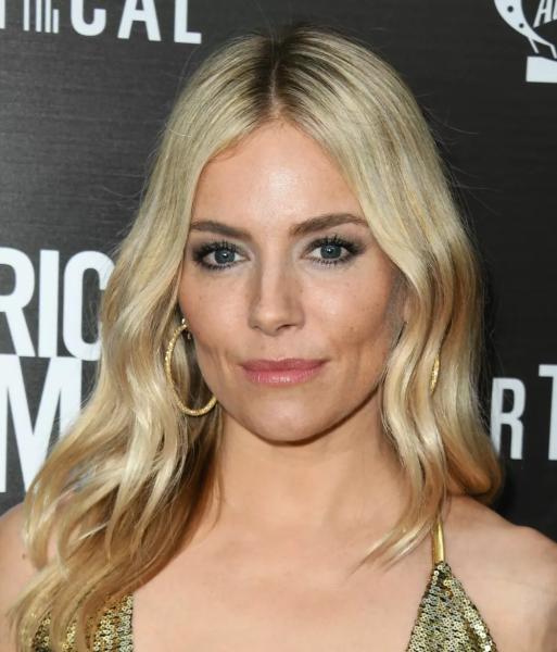 Платформы, кардиганы, экошубы: ДНК стиля Сиенны Миллер
Платформы, кардиганы, экошубы: ДНК стиля Сиенны Миллер