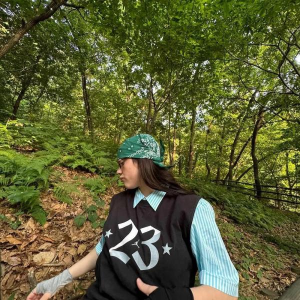 
                Оверсайз, логомания и кислотные волосы: ДНК стиля Билли Айлиш            