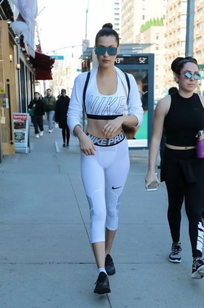 С чем носить капри: показывают Эмили Ратажковски, Хейли Бибер и Николь Шерзингер
С чем носить капри: показывают Эмили Ратажковски, Хейли Бибер и Николь Шерзингер