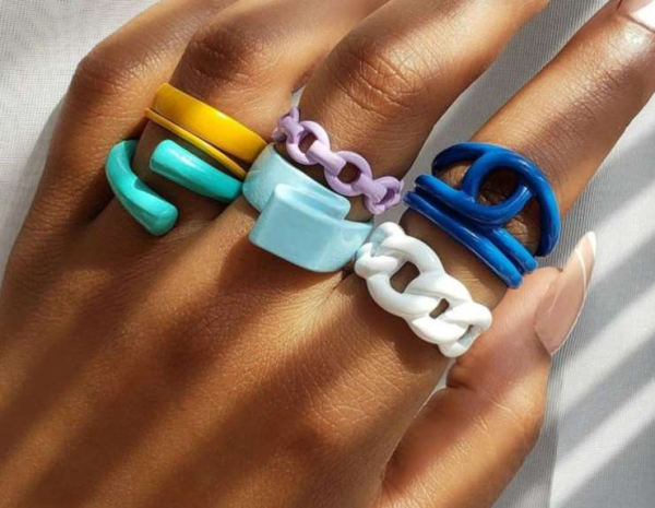 Цепи, пластик, жемчуг: главные тренды летней бижутерии и как ее носить