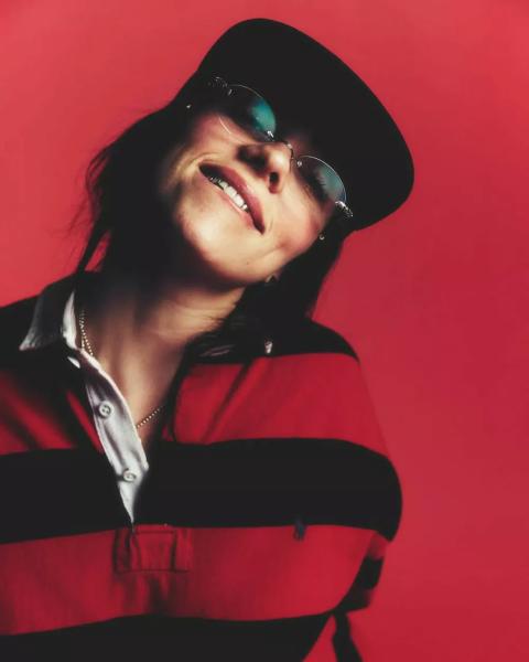 
                Оверсайз, логомания и кислотные волосы: ДНК стиля Билли Айлиш            