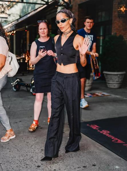 Деловая жилетка на голое тело: как носит тренд Зои Кравиц
Деловая жилетка на голое тело: как носит тренд Зои Кравиц