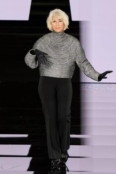 
                Кендалл Дженнер, Кара Делевинь, Джейн Фонда, Хайди Клум: звезды дефилируют на показе L’Oreal Paris            