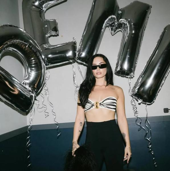 Деми Ловато появилась в эффектном кожаном образе на Неделе моды в Париже
Деми Ловато появилась в эффектном кожаном образе на Неделе моды в Париже