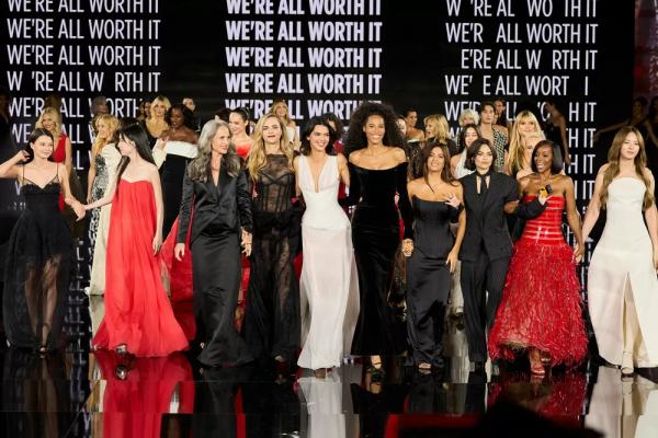 
                Кендалл Дженнер, Кара Делевинь, Джейн Фонда, Хайди Клум: звезды дефилируют на показе L’Oreal Paris            